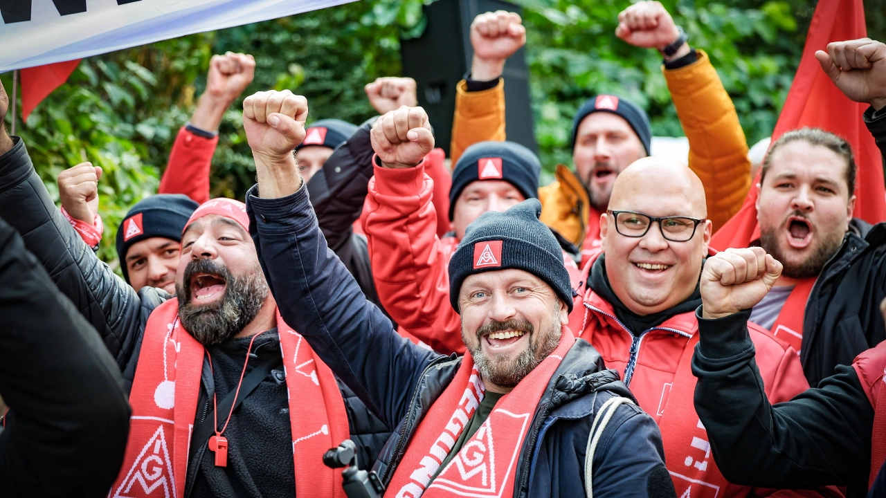 Beschäftigte demonstrieren in Münster zur zweiten Verhandlungsrunde in der Metall-Tarifrunde 2024.