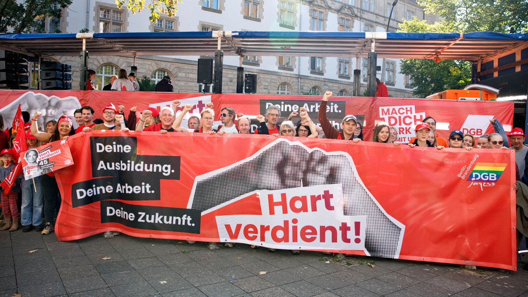 Kundgebung und Demonstration des DGB "Hart verdient! Deine Arbeit. Deine Gesundheit. Deine Rente." gegen Sozialabbau vom Berliner IG Metall Haus zum Roten Rathaus.