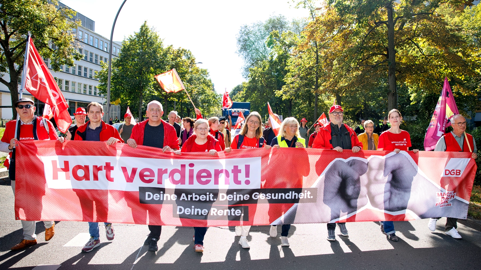 Kundgebung und Demonstration des DGB "Hart verdient! Deine Arbeit. Deine Gesundheit. Deine Rente." gegen Sozialabbau vom Berliner IG Metall Haus zum Roten Rathaus.