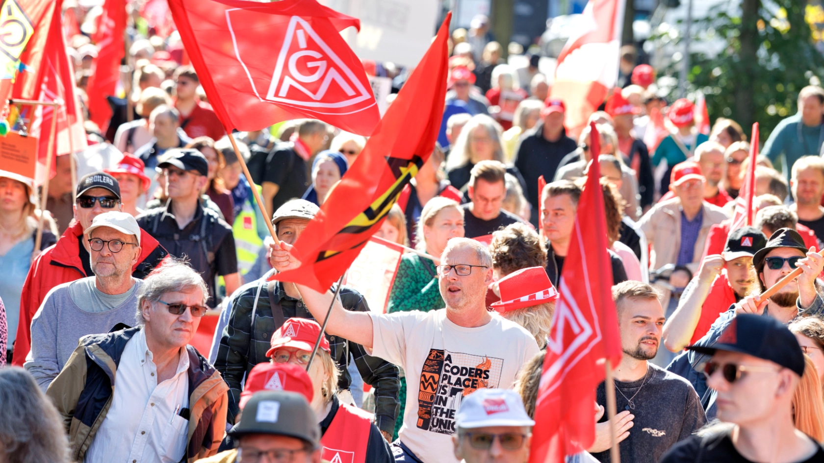Kundgebung und Demonstration des DGB "Hart verdient! Deine Arbeit. Deine Gesundheit. Deine Rente." gegen Sozialabbau vom Berliner IG Metall Haus zum Roten Rathaus.