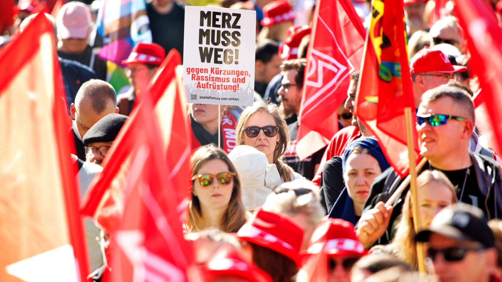 Kundgebung und Demonstration des DGB "Hart verdient! Deine Arbeit. Deine Gesundheit. Deine Rente." gegen Sozialabbau vom Berliner IG Metall Haus zum Roten Rathaus.