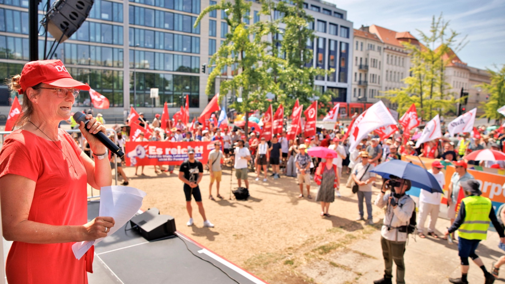 Kundgebung Jetzt reicht´s! gegen Sozialabbau von DGB und weiteren Organisationen im Invalidenpark