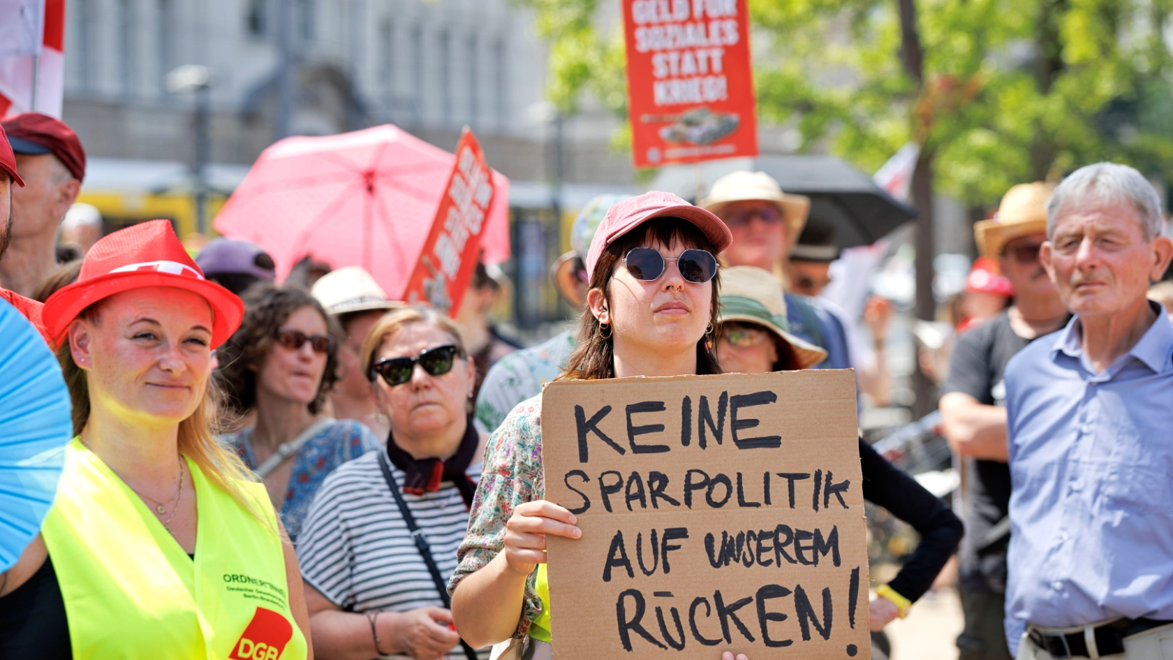 Kundgebung Jetzt reicht´s! gegen Sozialabbau von DGB und weiteren Organisationen im Invalidenpark