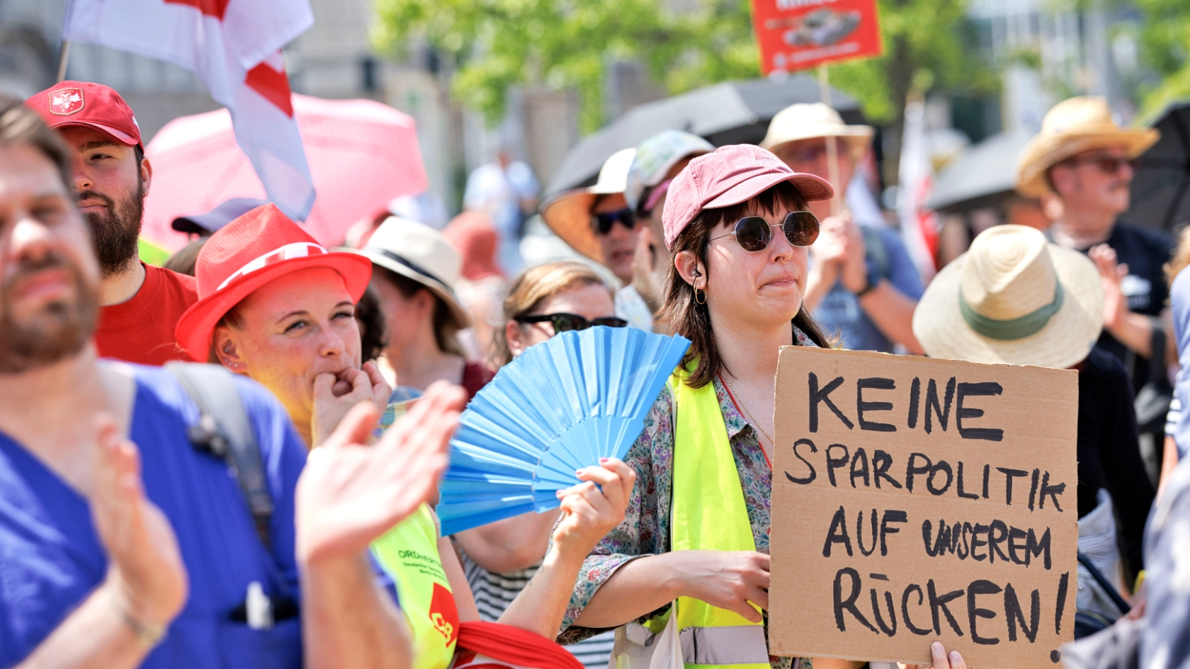Kundgebung Jetzt reicht´s! gegen Sozialabbau von DGB und weiteren Organisationen im Invalidenpark