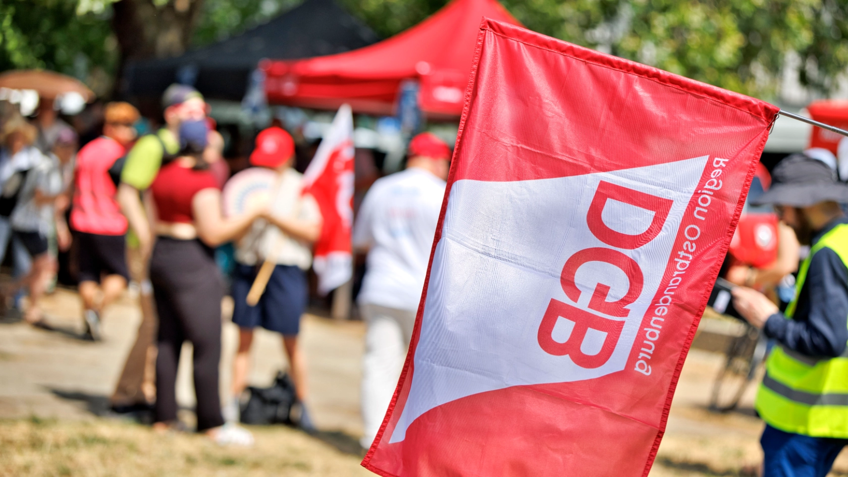 Kundgebung Jetzt reicht´s! gegen Sozialabbau von DGB und weiteren Organisationen im Invalidenpark