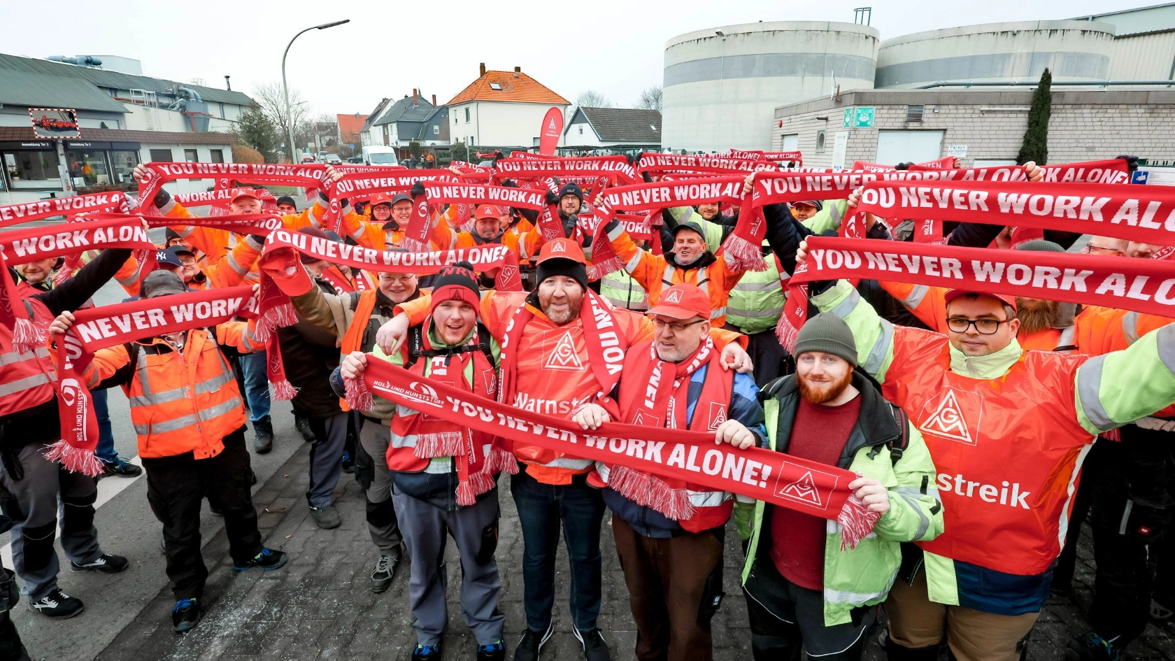 Tarifrunde Holz und Kunststoff 2024: Beschäftigte im Warnstreik bei Westag in Rheda-Wiedenbrück.