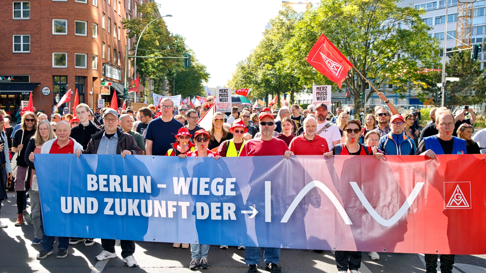 Kundgebung und Demonstration des DGB "Hart verdient! Deine Arbeit. Deine Gesundheit. Deine Rente." gegen Sozialabbau vom Berliner IG Metall Haus zum Roten Rathaus.