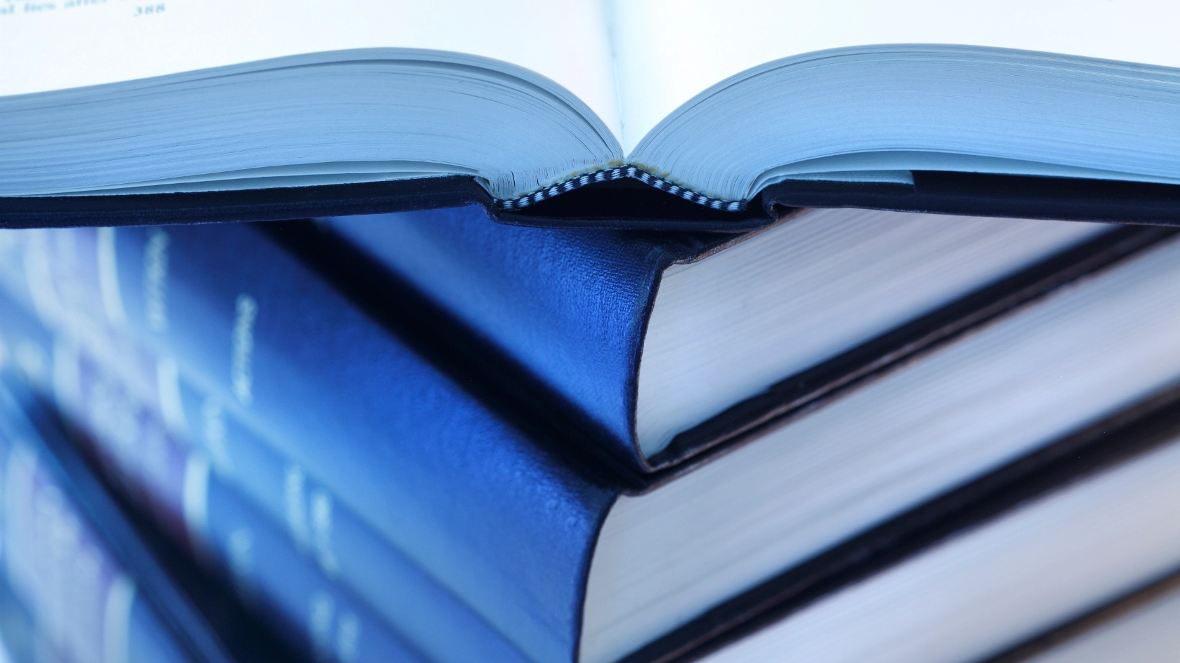 Stapel von Rechtsbüchern, Gesetzestexten, Gesetzbüchern