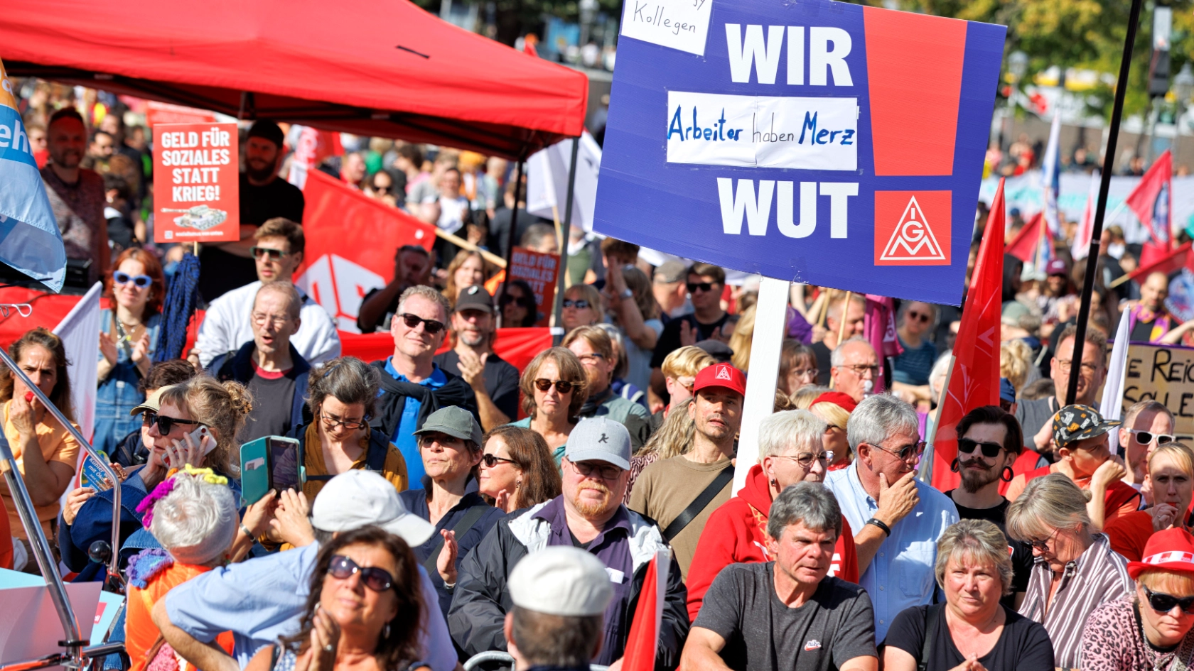 Kundgebung und Demonstration des DGB "Hart verdient! Deine Arbeit. Deine Gesundheit. Deine Rente." gegen Sozialabbau vom Berliner IG Metall Haus zum Roten Rathaus.