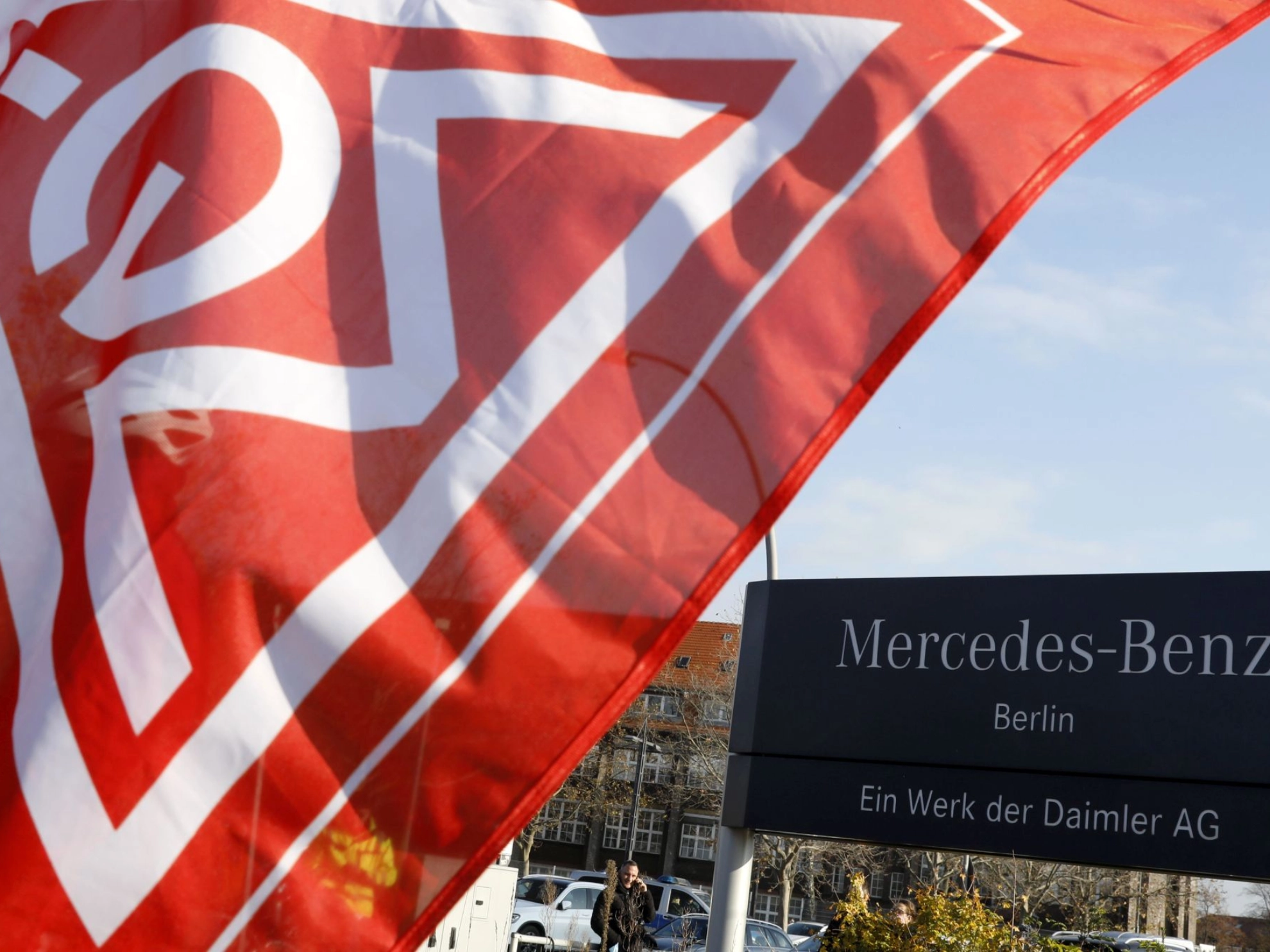Mercedes-Benz Berlin mit IG Metall-Fahne