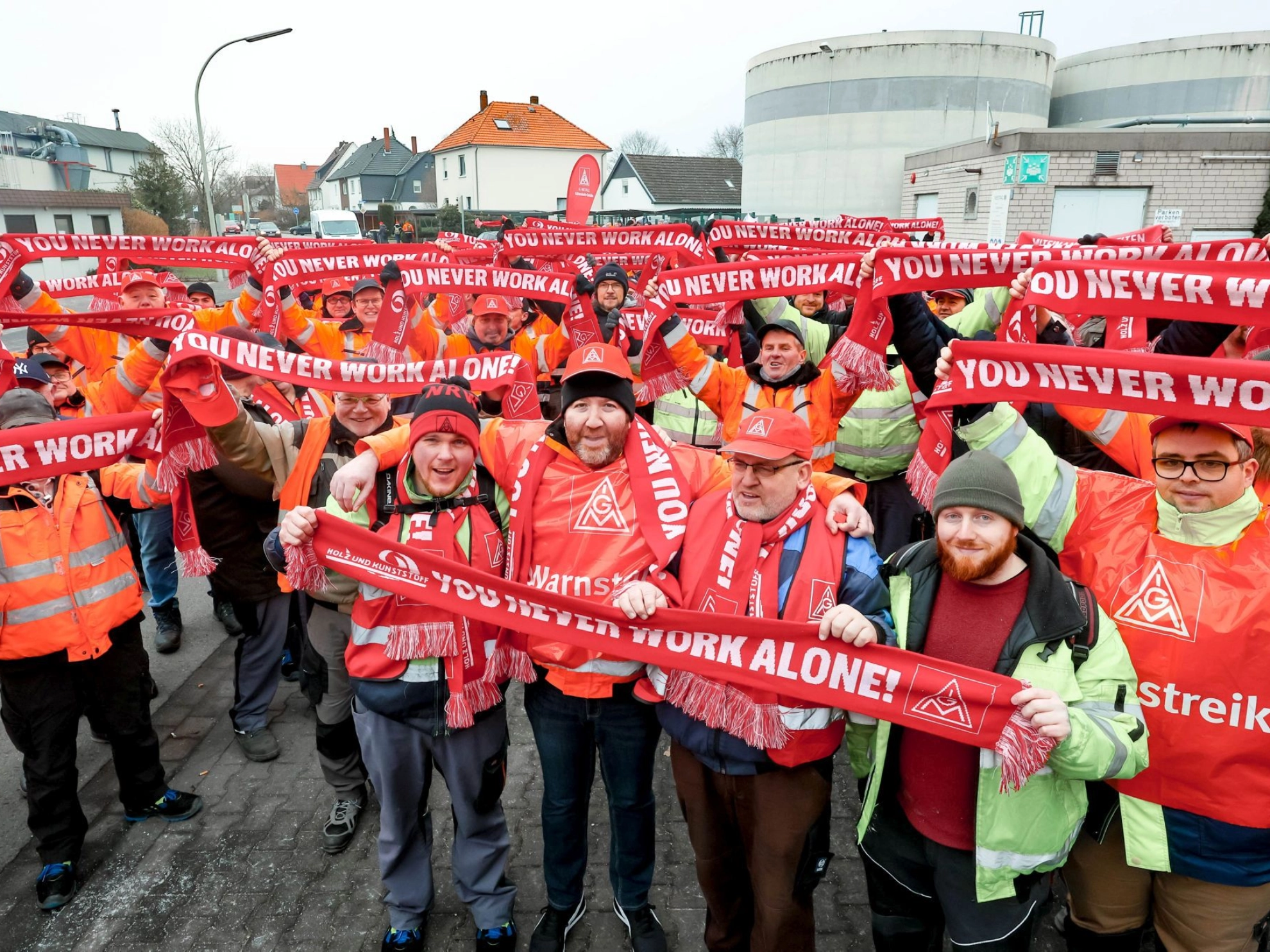 Tarifrunde Holz und Kunststoff 2024: Beschäftigte im Warnstreik bei Westag in Rheda-Wiedenbrück.
