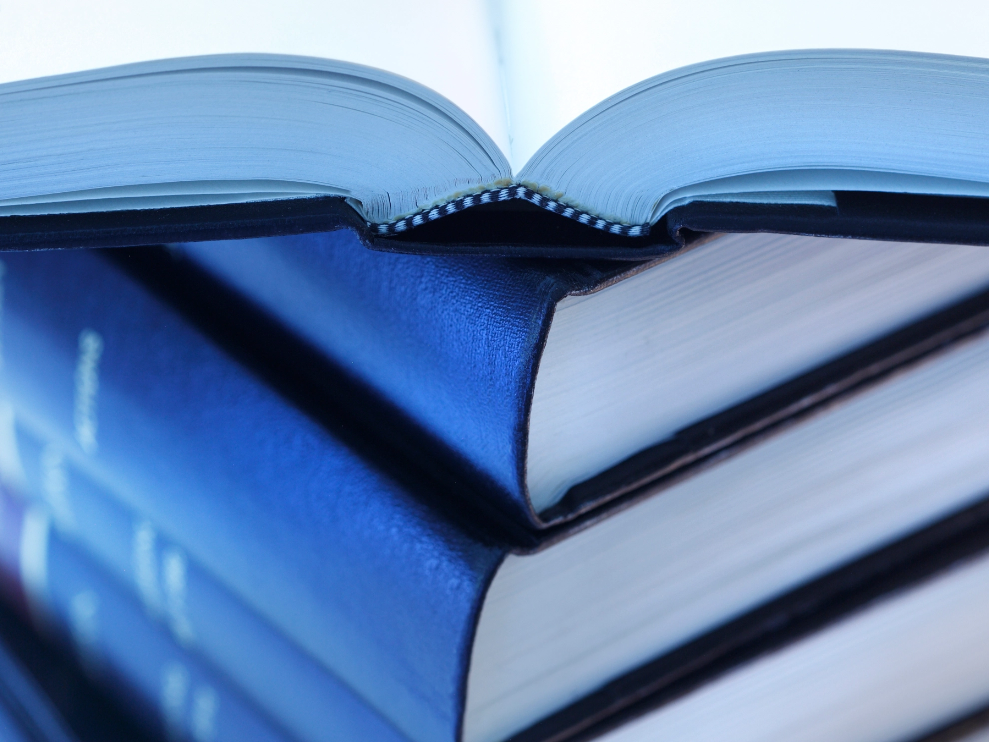 Stapel von Rechtsbüchern, Gesetzestexten, Gesetzbüchern