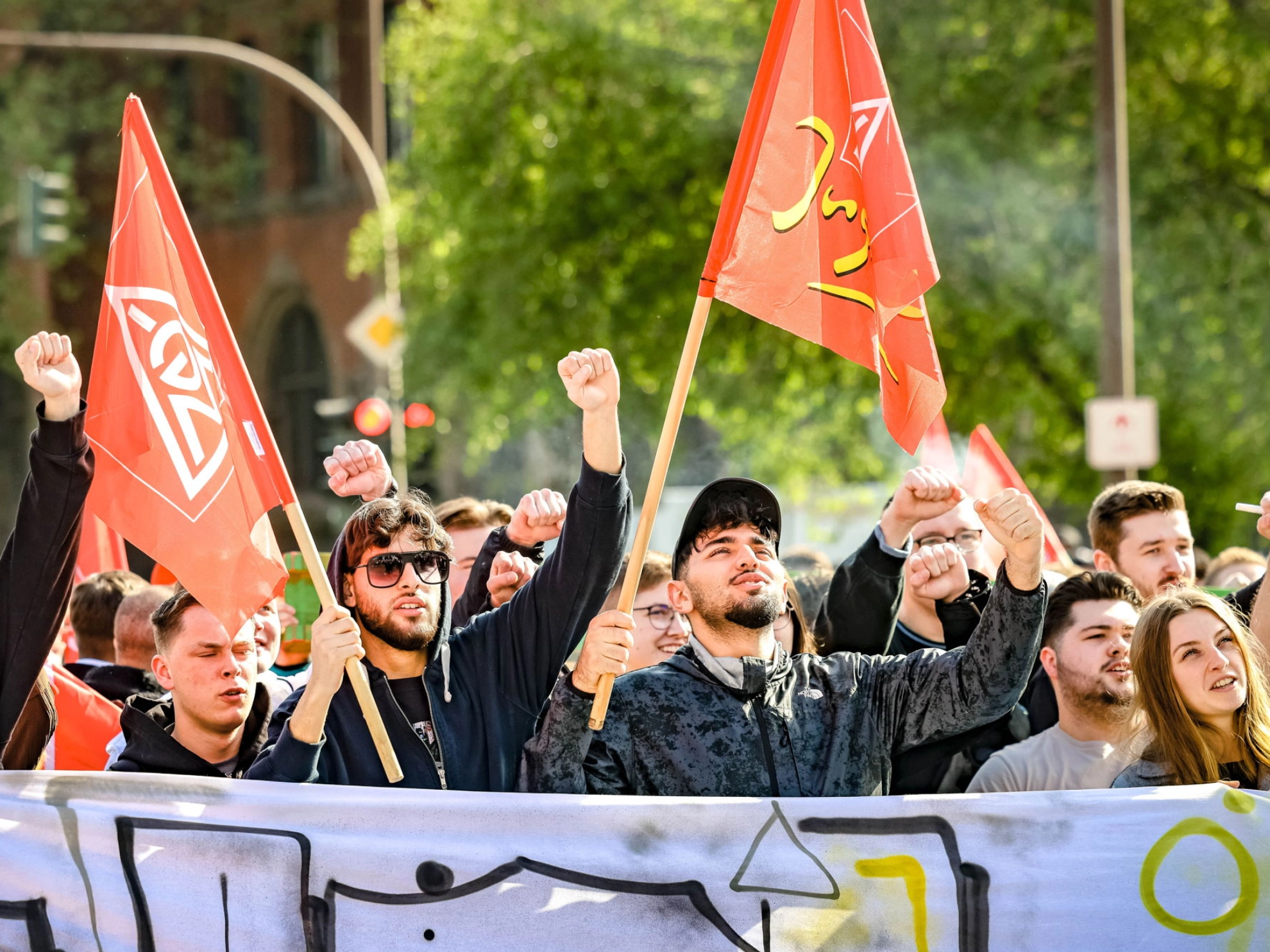 Junge Beschäftigte von Thyssenkrupp Steel Europe demonstrieren in Duisburg.