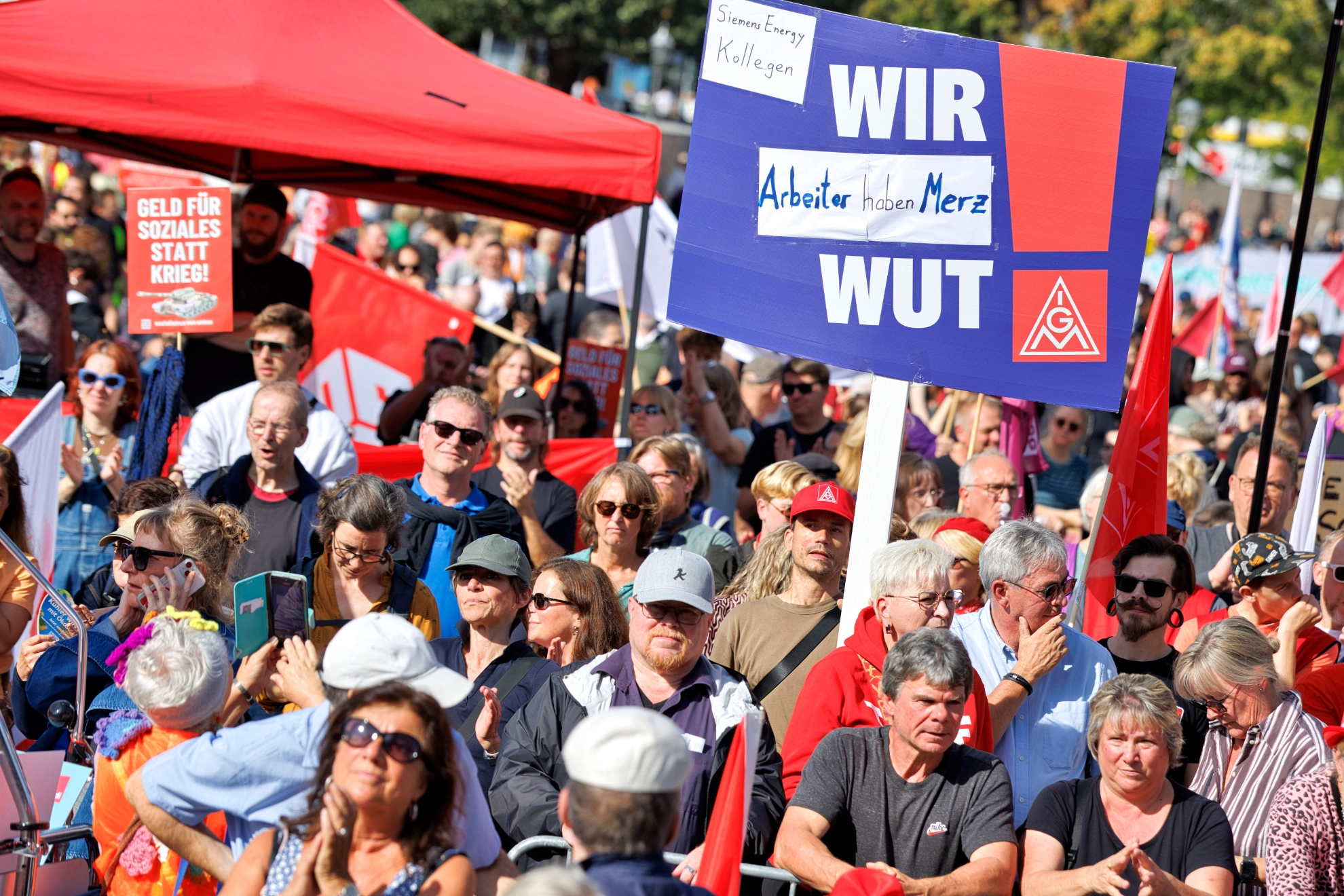 Kundgebung und Demonstration des DGB "Hart verdient! Deine Arbeit. Deine Gesundheit. Deine Rente." gegen Sozialabbau vom Berliner IG Metall Haus zum Roten Rathaus.