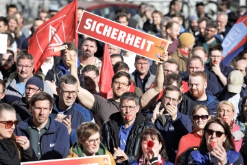 Wirbel um Berliner Standort von VW-Tochter: Großer IAV-Demonstrationszug zieht durch Moabit