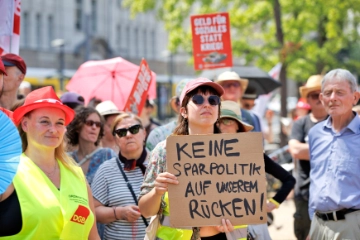 3.000 Menschen demonstrieren in Berlin gegen Sozialkürzungen der Bundesregierung