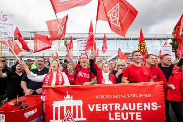 Jetzt reicht’s: Mercedes-Beschäftigte tragen Protest auf die Straße