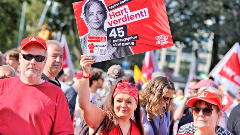 Kundgebung und Demonstration des DGB "Hart verdient! Deine Arbeit. Deine Gesundheit. Deine Rente." gegen Sozialabbau vom Berliner IG Metall Haus zum Roten Rathaus.