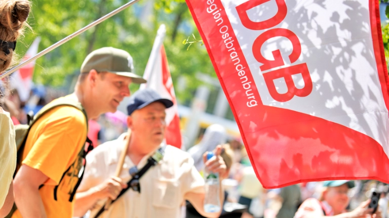 Kundgebung Jetzt reicht´s! gegen Sozialabbau von DGB und weiteren Organisationen im Invalidenpark