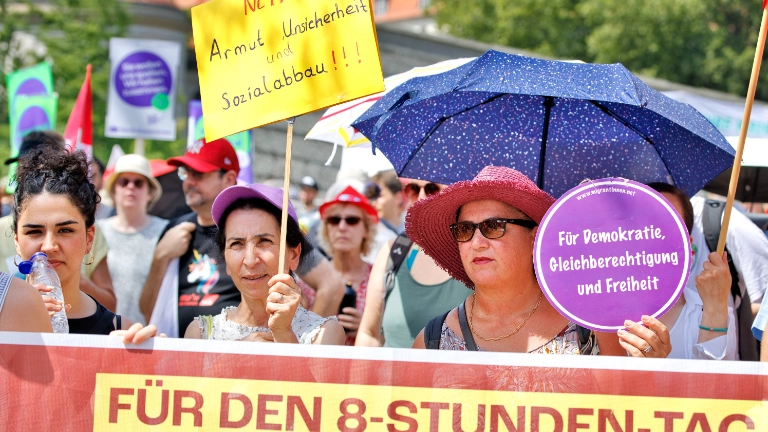 Kundgebung Jetzt reicht´s! gegen Sozialabbau von DGB und weiteren Organisationen im Invalidenpark