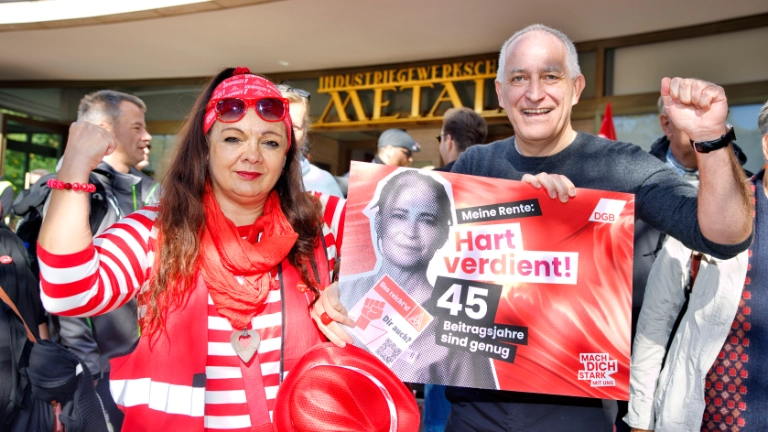 Kundgebung und Demonstration des DGB "Hart verdient! Deine Arbeit. Deine Gesundheit. Deine Rente." gegen Sozialabbau vom Berliner IG Metall Haus zum Roten Rathaus. Jürgen Kerner