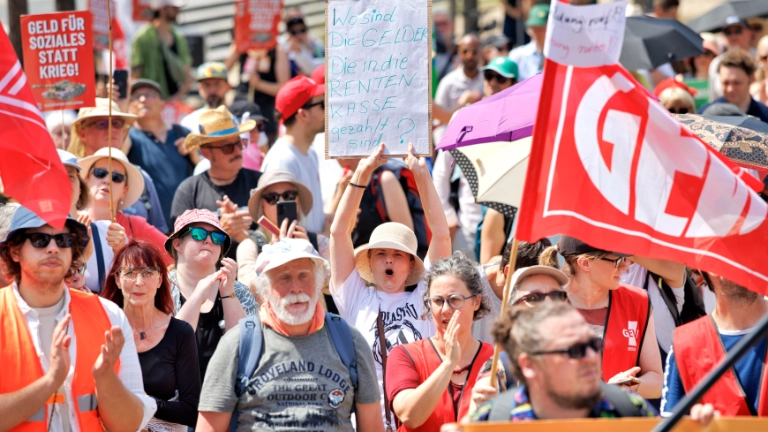Kundgebung Jetzt reicht´s! gegen Sozialabbau von DGB und weiteren Organisationen im Invalidenpark