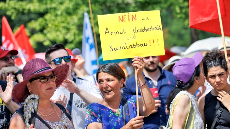 Kundgebung Jetzt reicht´s! gegen Sozialabbau von DGB und weiteren Organisationen im Invalidenpark