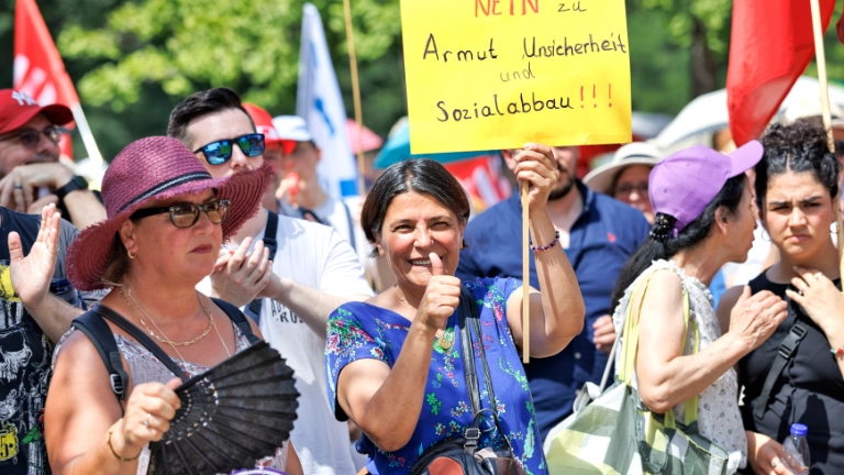 Kundgebung Jetzt reicht´s! gegen Sozialabbau von DGB und weiteren Organisationen im Invalidenpark