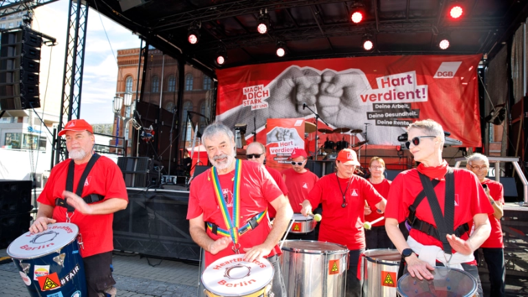 Kundgebung und Demonstration des DGB "Hart verdient! Deine Arbeit. Deine Gesundheit. Deine Rente." gegen Sozialabbau vom Berliner IG Metall Haus zum Roten Rathaus.