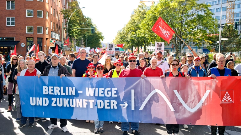 Kundgebung und Demonstration des DGB "Hart verdient! Deine Arbeit. Deine Gesundheit. Deine Rente." gegen Sozialabbau vom Berliner IG Metall Haus zum Roten Rathaus.